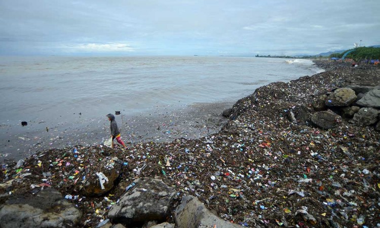 Tumpukan Sampah Penuhi Objek Wisata Pantai Muaro Lasak di Padang