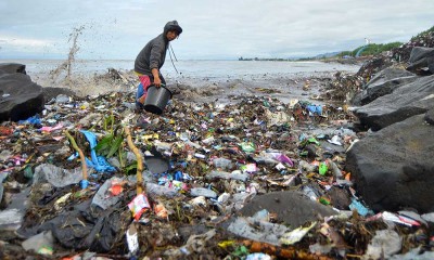 Tumpukan Sampah Penuhi Objek Wisata Pantai Muaro Lasak di Padang