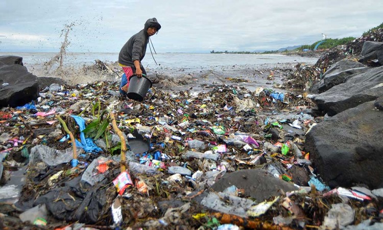 Tumpukan Sampah Penuhi Objek Wisata Pantai Muaro Lasak di Padang