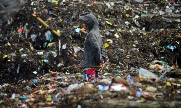 Tumpukan Sampah Penuhi Objek Wisata Pantai Muaro Lasak di Padang