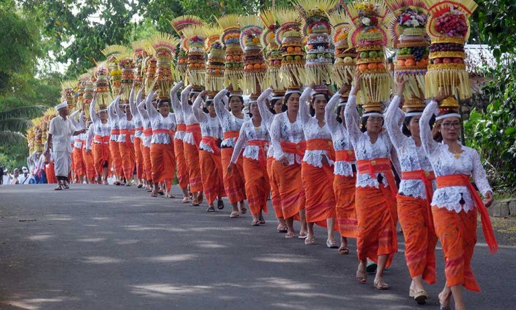 Tradisi Mapeed di Objek Wisata Alas Kedaton Bali