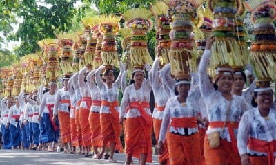 Tradisi Mapeed di Objek Wisata Alas Kedaton Bali