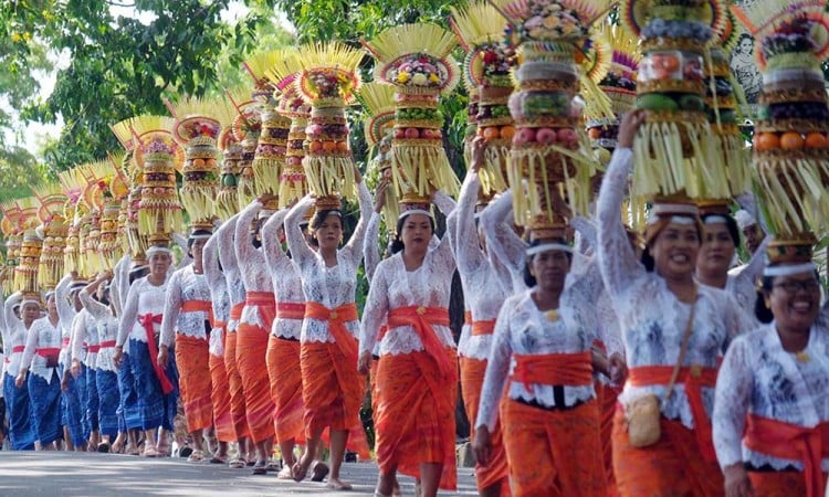 Tradisi Mapeed di Objek Wisata Alas Kedaton Bali