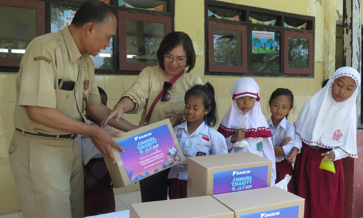 Daikin Salurkan Ratusan Paket Perlengkapan Sekolah