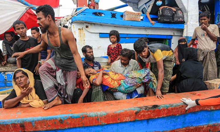 Evakuasi Imigran Etnis Rohingya di Perairan Desa Padang Bakau Aceh