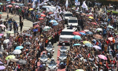 Presiden Prabowo Sapa Warga Saat Menuju Istana Negara