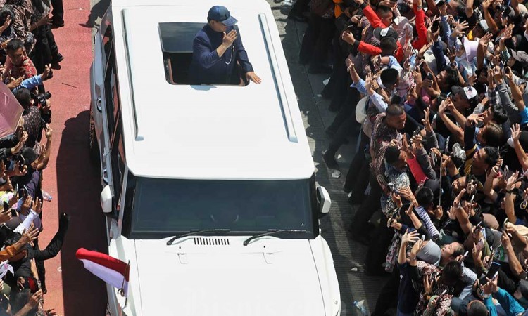 Presiden Prabowo Sapa Warga Saat Menuju Istana Negara