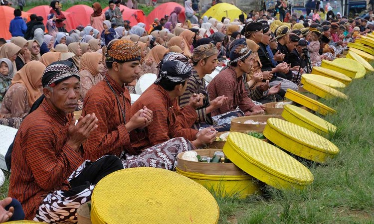 Suasana Prosesi Merti Dusun saat Festival Igirmranak di Kawasan lereng Gunung Prau