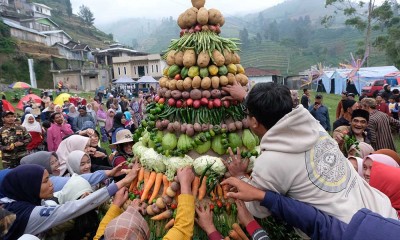 Suasana Prosesi Merti Dusun saat Festival Igirmranak di Kawasan lereng Gunung Prau