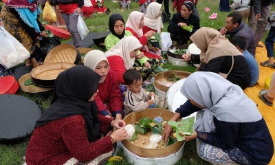 Suasana Prosesi Merti Dusun saat Festival Igirmranak di Kawasan lereng Gunung Prau