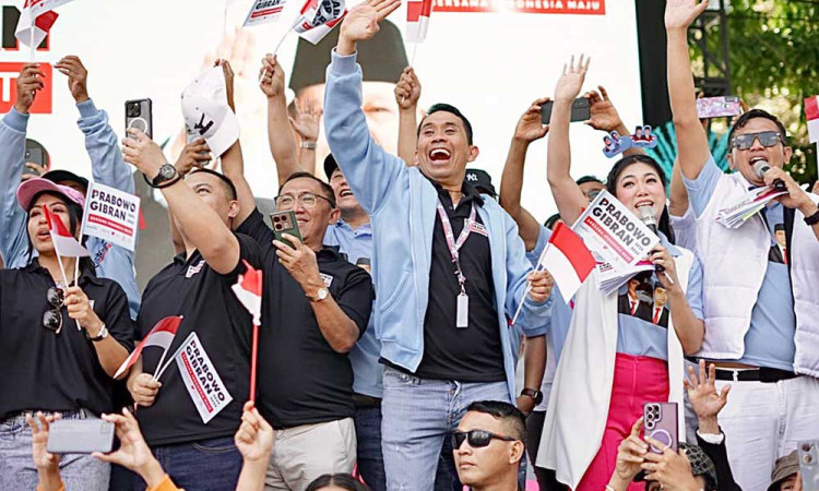 Presiden Prabowo Sapa Warga Saat Menuju Istana Negara