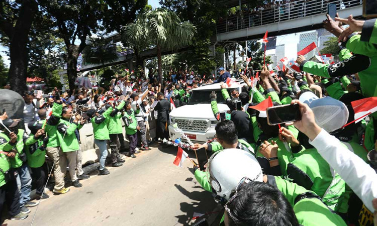 Presiden Prabowo Sapa Warga Saat Menuju Istana Negara