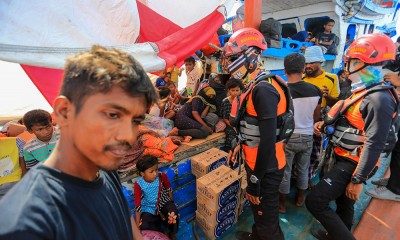 Pemeriksaan Imigran Rohingya Sebelum Dievakuasi