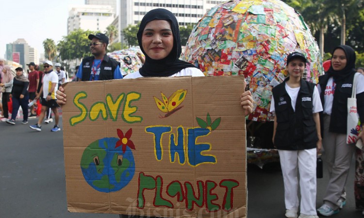 Aktivitas Lingkungan Bawa Replika Ikan Paus dan Ular Raksasa Yang Terbuat Dari Sampah Plastik