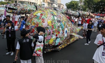 Aktivitas Lingkungan Bawa Replika Ikan Paus dan Ular Raksasa Yang Terbuat Dari Sampah Plastik