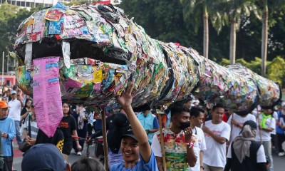 Aktivitas Lingkungan Bawa Replika Ikan Paus dan Ular Raksasa Yang Terbuat Dari Sampah Plastik