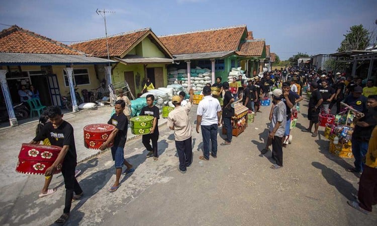 Warga Gelar Tradisi Tenongan di Indramayu Sebagai Syukur Atas Hasil Panen Padi