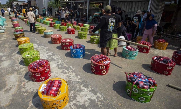 Warga Gelar Tradisi Tenongan di Indramayu Sebagai Syukur Atas Hasil Panen Padi