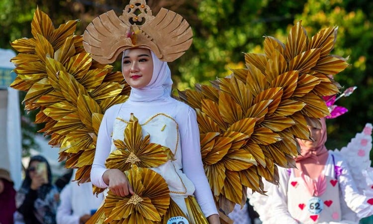 Kampanyekan Cinta Lingkungan Dengan Karnaval Busana Daur Ulang