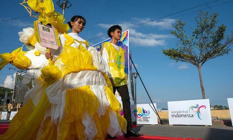 Kampanyekan Cinta Lingkungan Dengan Karnaval Busana Daur Ulang