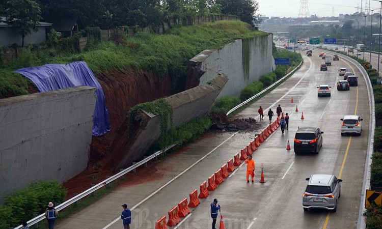 Tembok Pembatas Jalan Tol Cinere-Serpong Ambrol