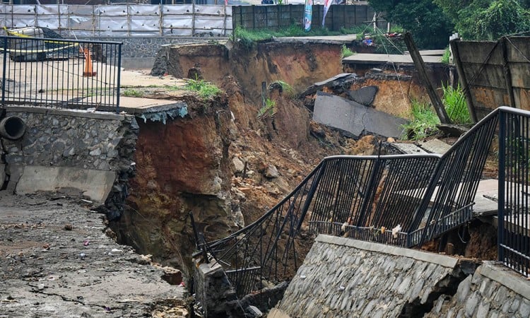 Tanah Longsor di Pagedangan Tangerang