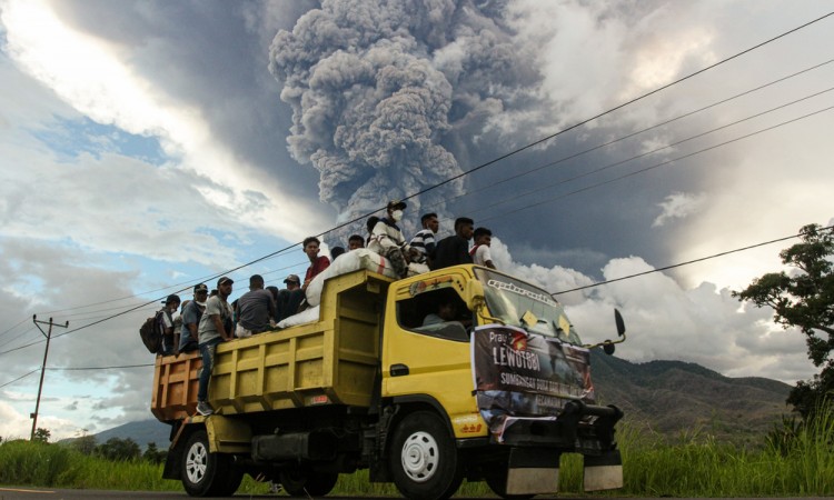 Erupsi Gunung Lewotobi Laki-laki Meningkat