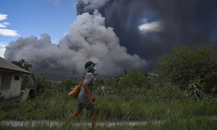 Erupsi Gunung Lewotobi Laki-laki Meningkat