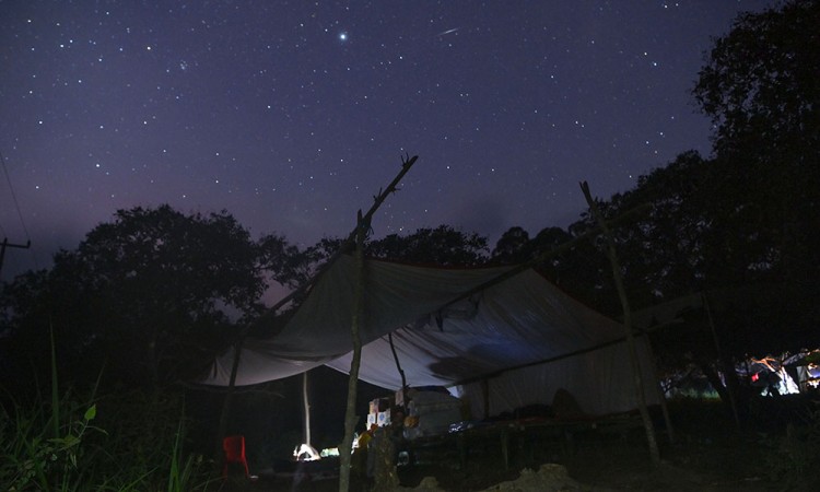 Warga Terdampak Lewotobi Mengungsi Mandiri Di Bukit