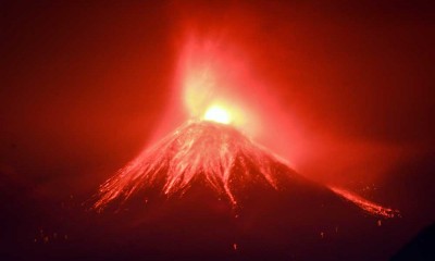 Gunung Lewotobi Laki-laki Semburkan Lava Pijar ke Berbagai Penjuru