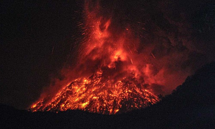 Gunung Lewotobi Laki-laki Semburkan Lava Pijar ke Berbagai Penjuru