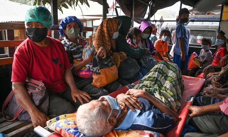 Aparat Gabungan Memindahkan Pengungsi Erupsi Gunung Lewotobi Laki-Laki ke Posko Yang Lebih Aman