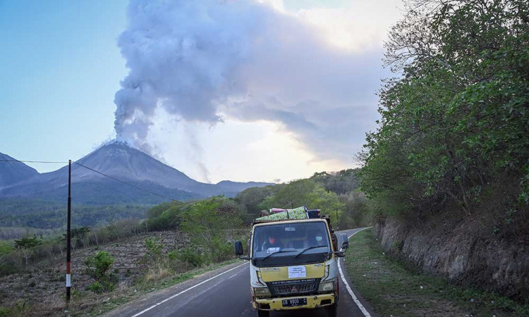 Aparat Gabungan Memindahkan Pengungsi Erupsi Gunung Lewotobi Laki-Laki ke Posko Yang Lebih Aman