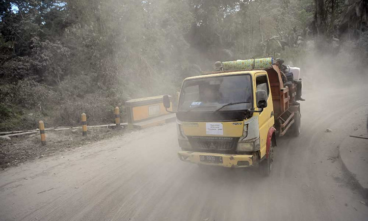 Aparat Gabungan Memindahkan Pengungsi Erupsi Gunung Lewotobi Laki-Laki ke Posko Yang Lebih Aman