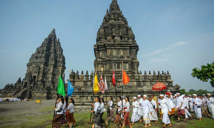 Ratusan Umat Hindu Mengikuti Upacara Abhiseka di Candi Prambanan