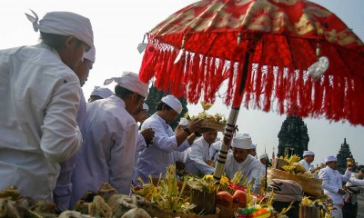 Ratusan Umat Hindu Mengikuti Upacara Abhiseka di Candi Prambanan