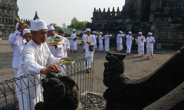 Ratusan Umat Hindu Mengikuti Upacara Abhiseka di Candi Prambanan