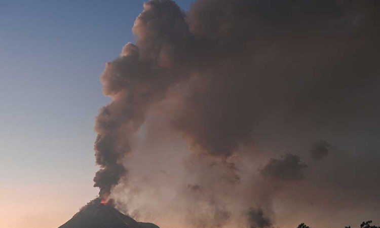 Aktivitas Vulkanik Gunung Lewotobi Laki-laki Masih Tinggi