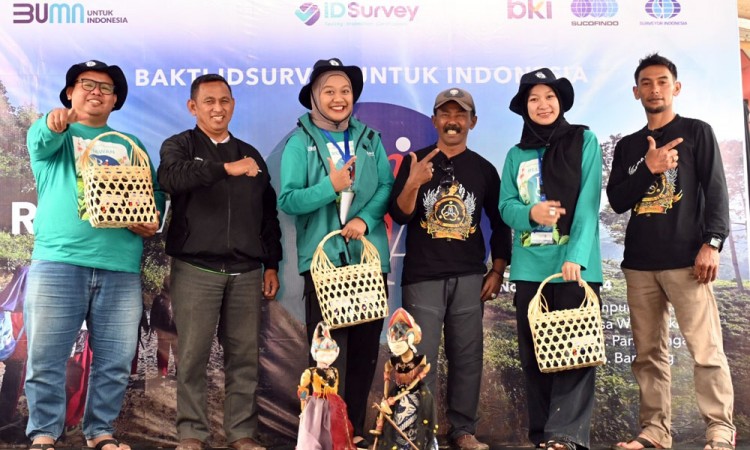 Tingkatkan Kesejahteraan Masyarakat Pedesaan, IDSurvey Selenggarakan Relawan Bakti di Kampung Srikandi