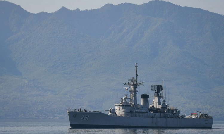 KRI Ahmad Yani Angkut Bantuan Kemanusiaan Lewotobi