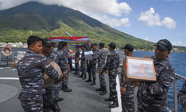 KRI Ahmad Yani Angkut Bantuan Kemanusiaan Lewotobi