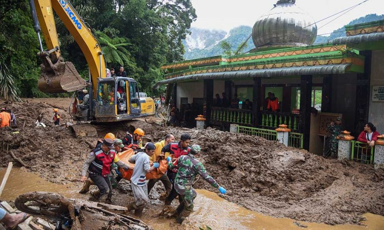 Tim SAR Gabungan Evakuasi Korban Tanah Longsor di Karo Sumatra Utara