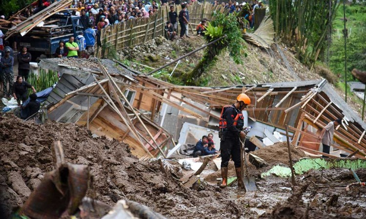 Tim SAR Gabungan Evakuasi Korban Tanah Longsor di Karo Sumatra Utara