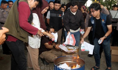 KPU Makassar Musnahkan Surat Suara Yang Rusak