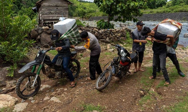 Pengiriman Logistik Pilkada di Daerah Terpencil