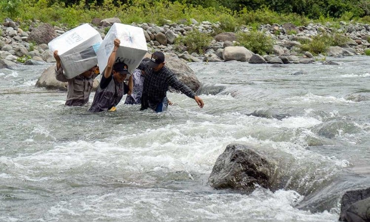 Pengiriman Logistik Pilkada di Daerah Terpencil