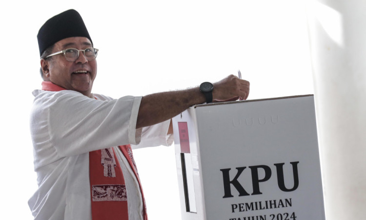 Rano Karno "Si Doel" Gunakan Hak Pilih Di Lebak Bulus