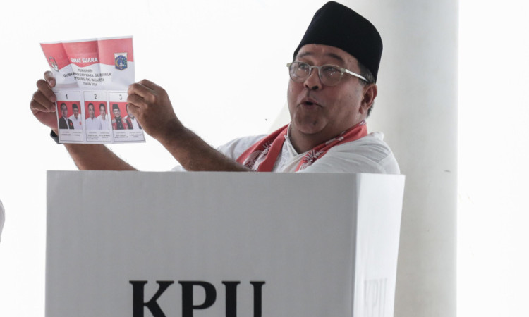 Rano Karno "Si Doel" Gunakan Hak Pilih Di Lebak Bulus