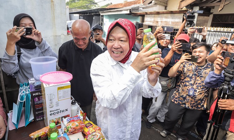 Usai Gunakan Hak Suara Risma Dapat Doorprize Minyak Goreng