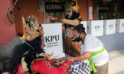 Petugas KPPS Mengenakan Busana Tokoh Kisah Mahabharata